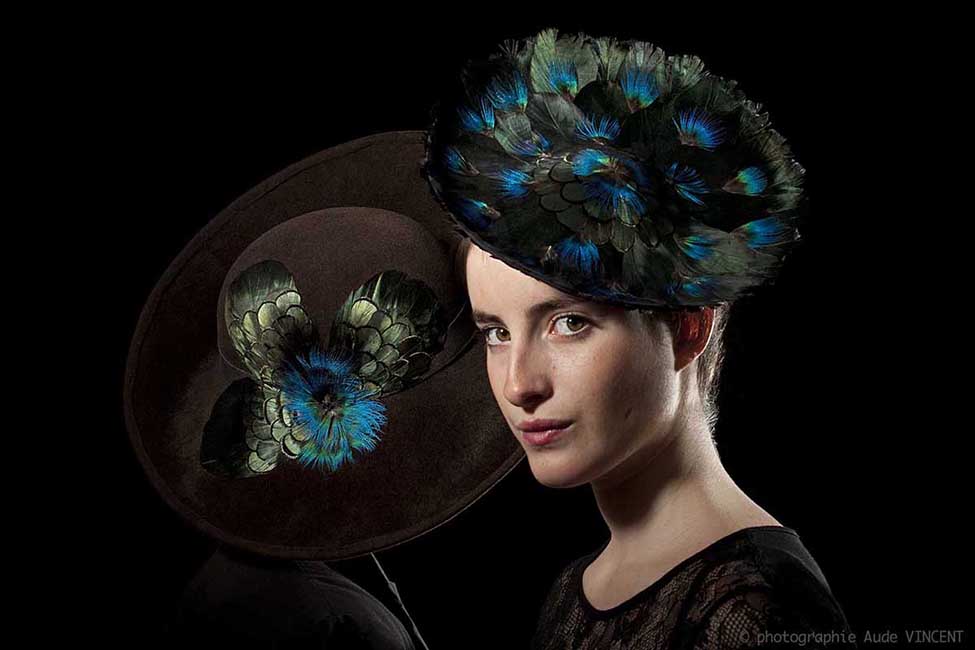 Photographie de chapeaux en plumes de paon et de nageoire d’oie créés par Marika Chapka