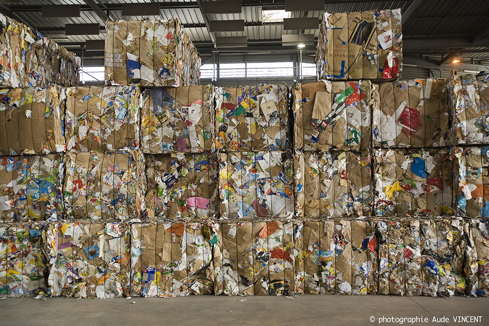 Used – Scrap – Cartons en balles ou ballots de cartons à recycler, centre de tri des déchets.