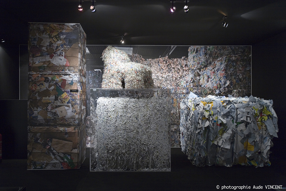 Used – Scrap – Une vie après la poubelle – Une seconde chance aux objets – Gamme couleur avec objets-rebus recyclés.