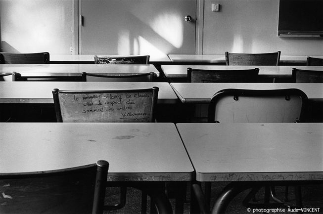 photographie en noir & blanc extraite de la série « Les pupîtres de la nation » : les graffitis laissés sur les tables d’école par les lycéens.