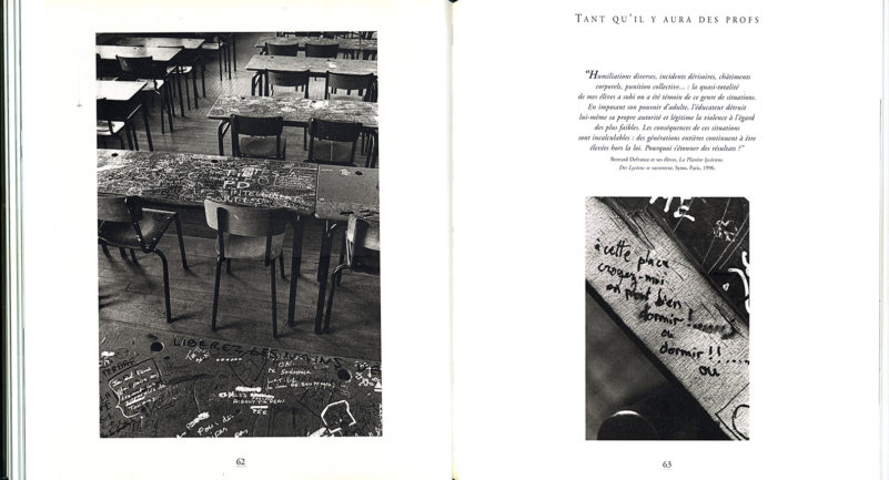 Pages intérieures du livre : Pupitres de la nation. photographie en noir & blanc extraite de la série « Les pupîtres de la nation » : les graffitis laissés sur les tables d’école par les lycéens.