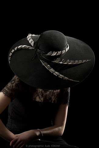 Photographie d’un chapeau avec des plumes de faisans créé par Marika Chapka